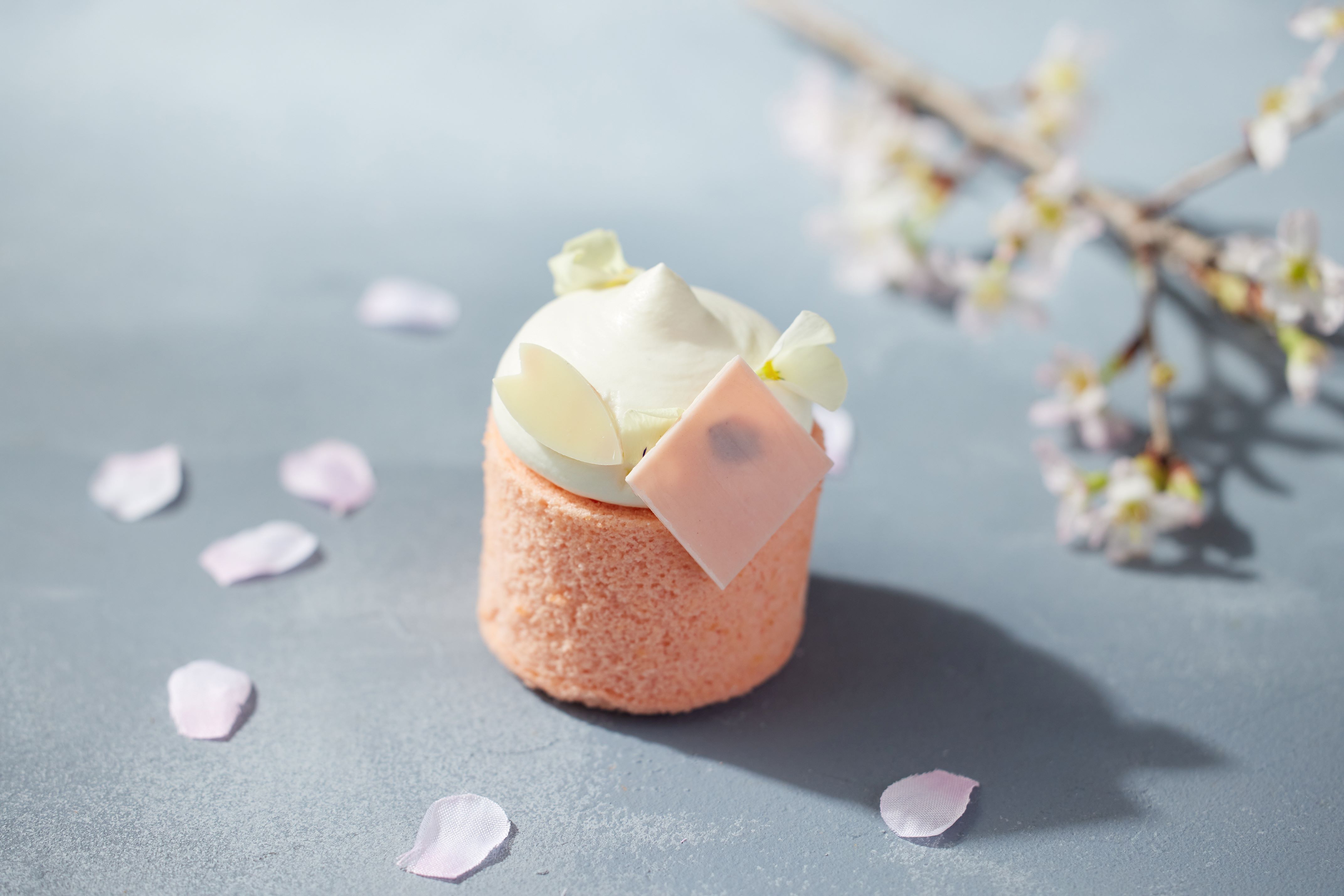 都心に佇む桜をイメージした桜色とグレーの色合いを楽しむモダンアフタヌーンティーが登場！桜と苺を使用したスイーツや、トリュフ風味のセイボリーを堪能「Tokyo Sakura Afternoon Tea」のサブ画像6