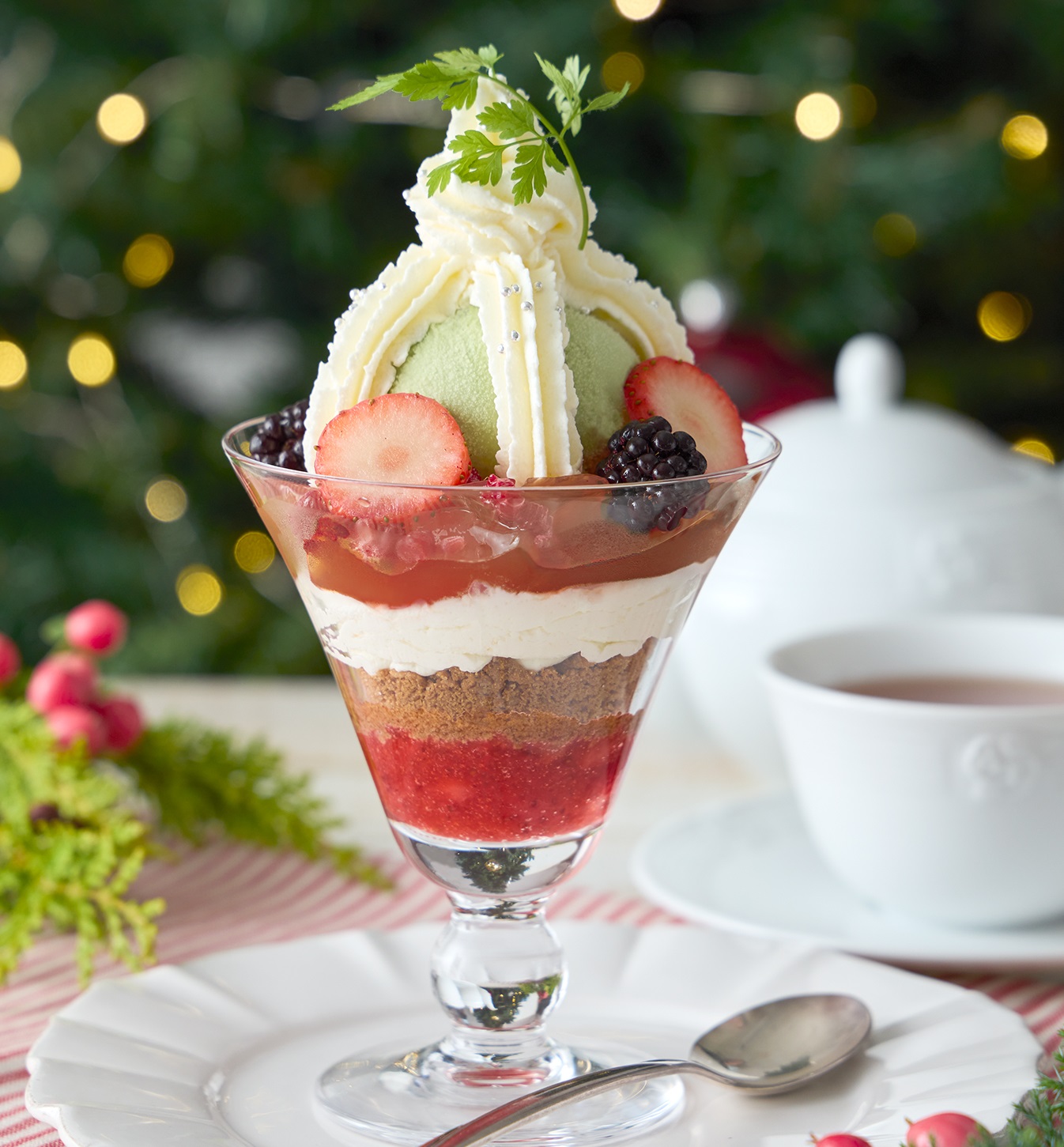 【Afternoon Tea】新作クリスマススイーツは、雪のように真っ白な「ホワイトスノードームケーキ」、クリスマスリース風の苺ミルフィーユを発売のサブ画像6